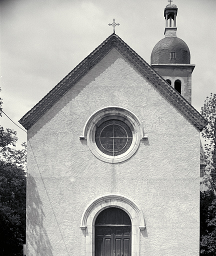 Façade et clocher.