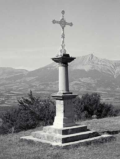 La croix monumentale devant la porte.