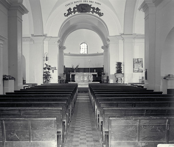 Vue intérieure de la nef en direction du choeur.