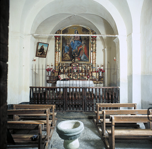 Vue intérieure prise de la nef vers le choeur.