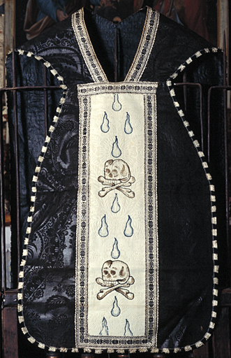 Chasuble (ornement noir). Vue de face.