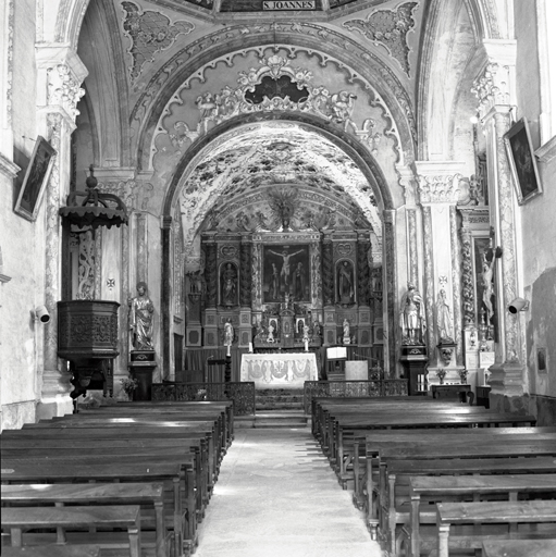 Vue intérieure de la nef en direction du choeur.