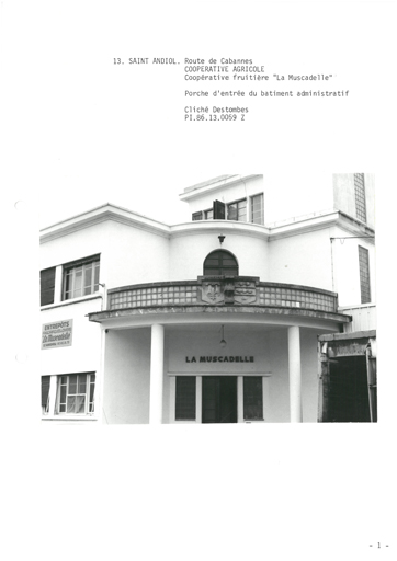 Porche d'entrée du bâtiment administratif.