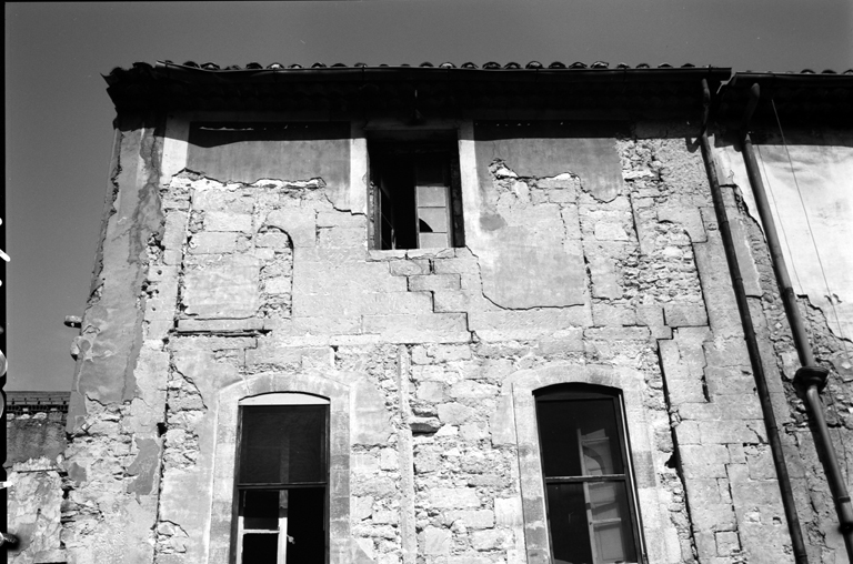 Façade antérieure, deuxième et troisième niveaux. ; Elévation antérieure sur rue, partie supérieure.