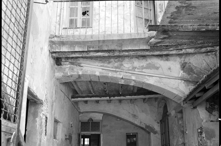 Cour et vestibule.