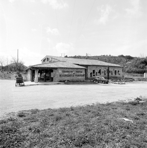 Magasin de commerce, situé sur la commune de Malaucène.