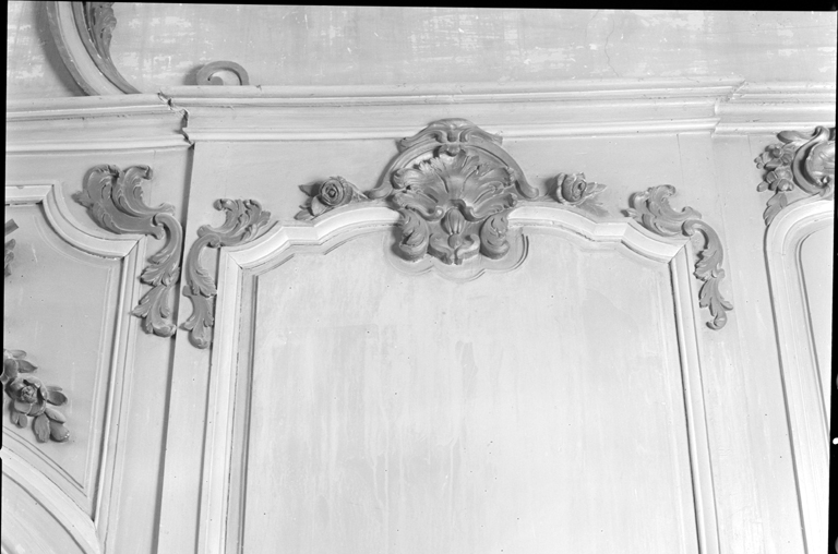 Détail du lambris de la tribune, à droite du siège de l'officiant.