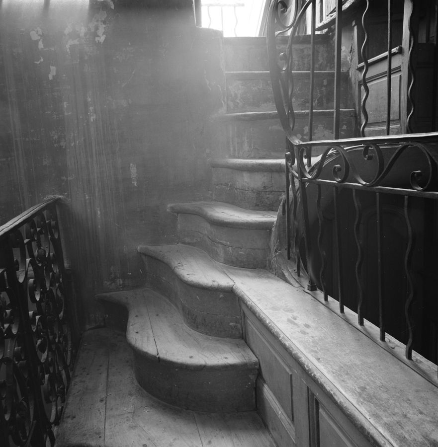 Tribune, départ de l'escalier menant au balcon (avant restauration).