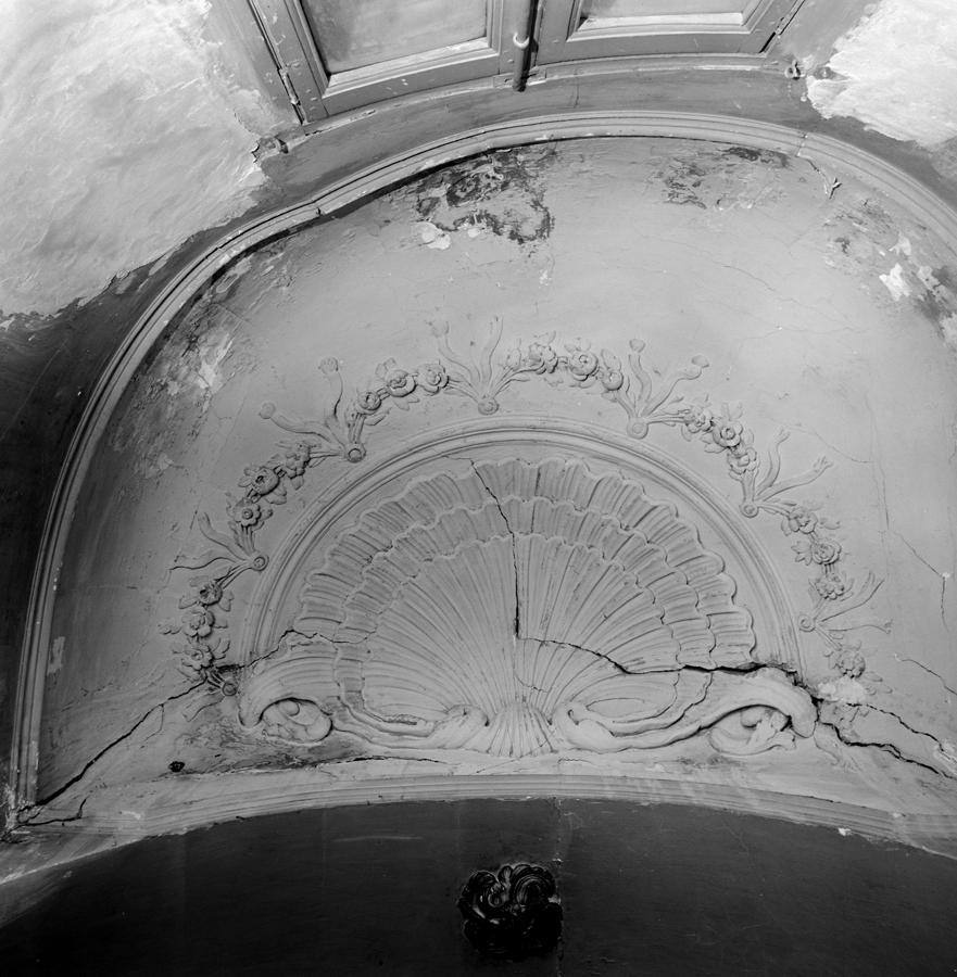 Tribune : vue du plafond de la tourelle (avant restauration).