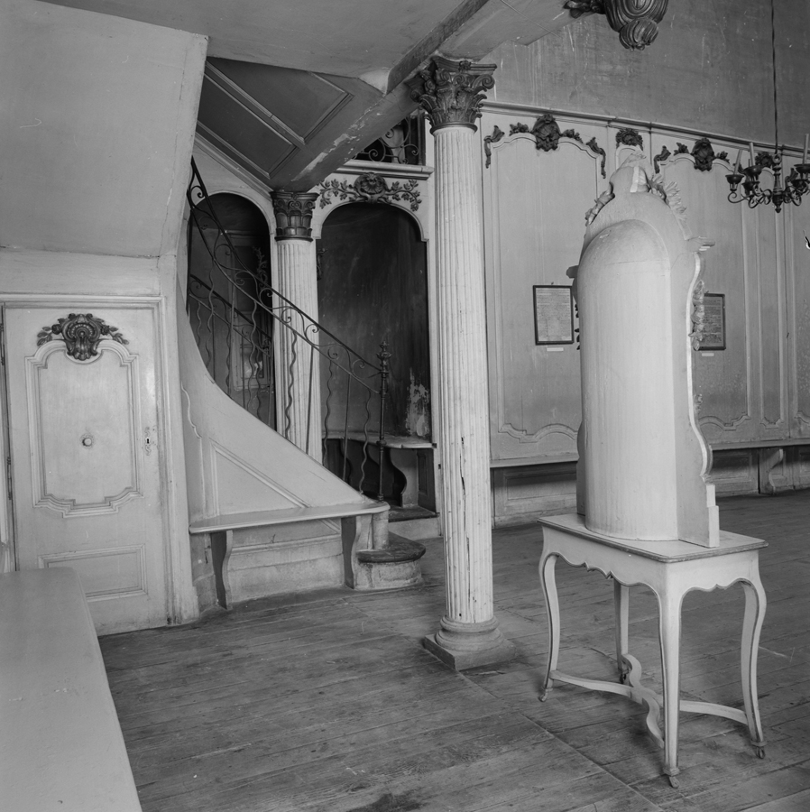 Tribune, vue de la volée nord de l'escalier (avant restauration).