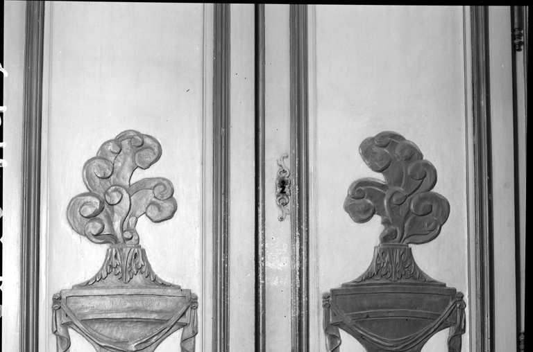 Détail du décor : battants médians.