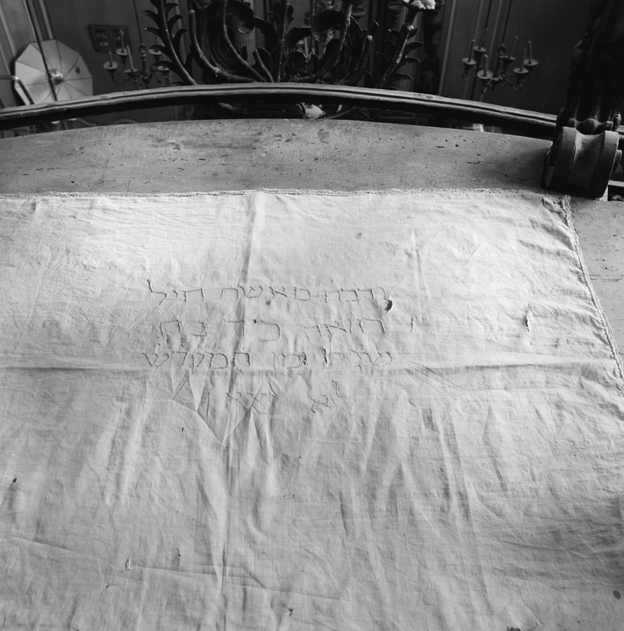 Linge posé sur le pupitre.