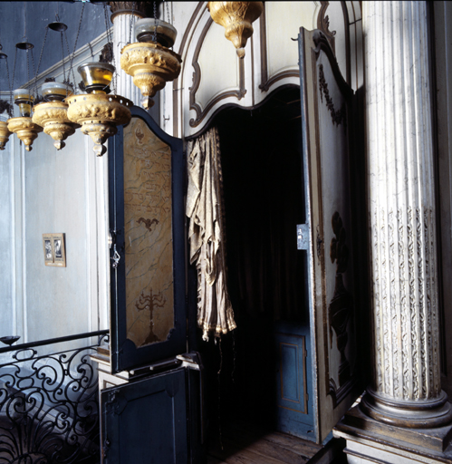 Détail : battants ouverts.