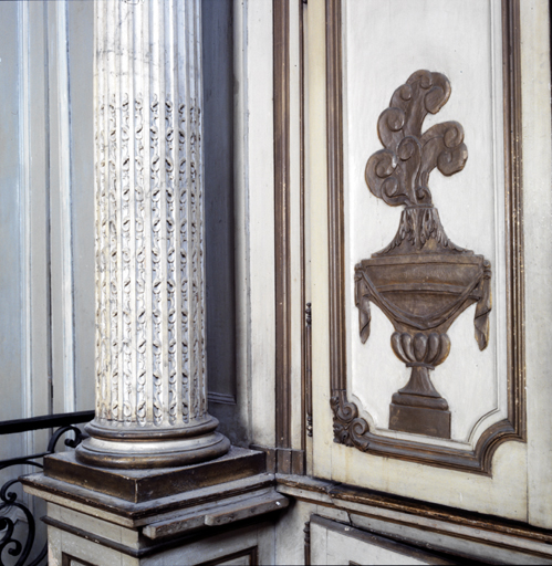 Détail du décor : battant médian et partie inférieure d'une colonne.