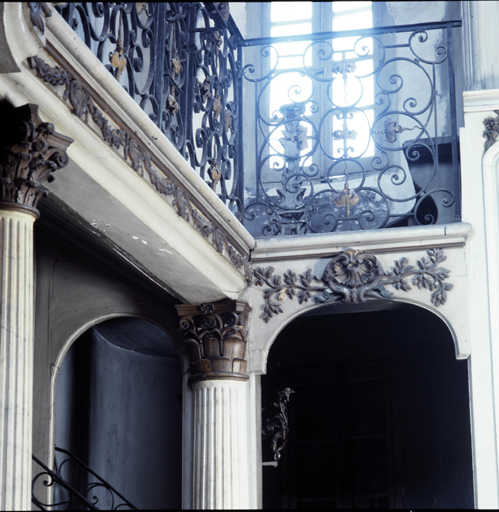 Retour de la façade de la tribune en avant de la tourelle nord.