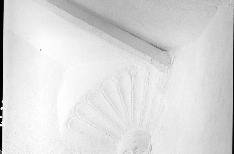 Place aux Herbes. Maison parcelle 547. Escalier en vis, trompe en forme de tête (1).