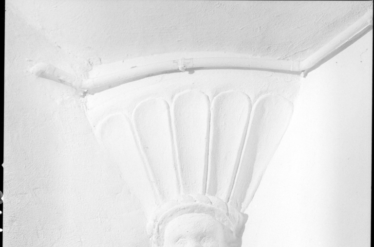 Place aux Herbes. Maison parcelle 547. Escalier en vis, trompe en forme de tête (2).