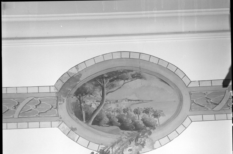 Décor peint, détail du médaillon nord avec représentation d'un payasage de la Riviera.