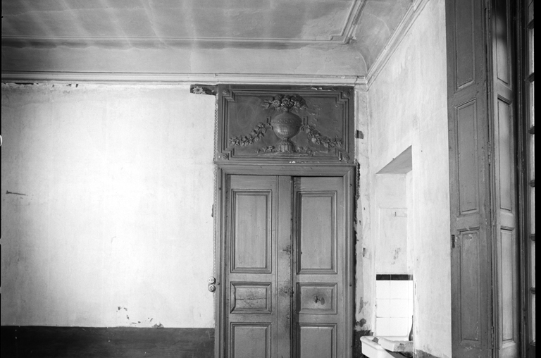 Porte, premier étage de l'aile nord.