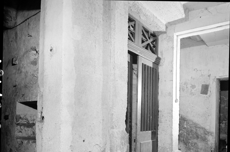 Porte de la cave et départ de l'escalier.