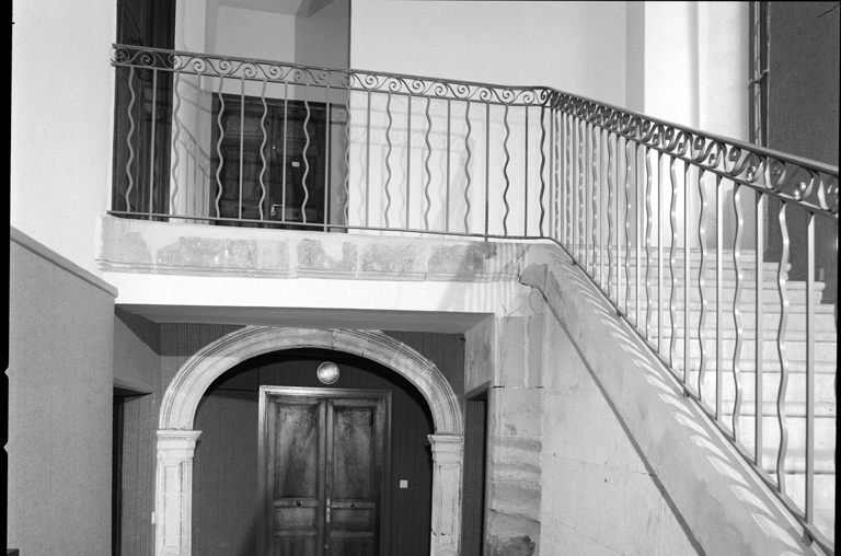 Place du 4 septembre. Maison parcelle 591. Escalier 18e siècle.