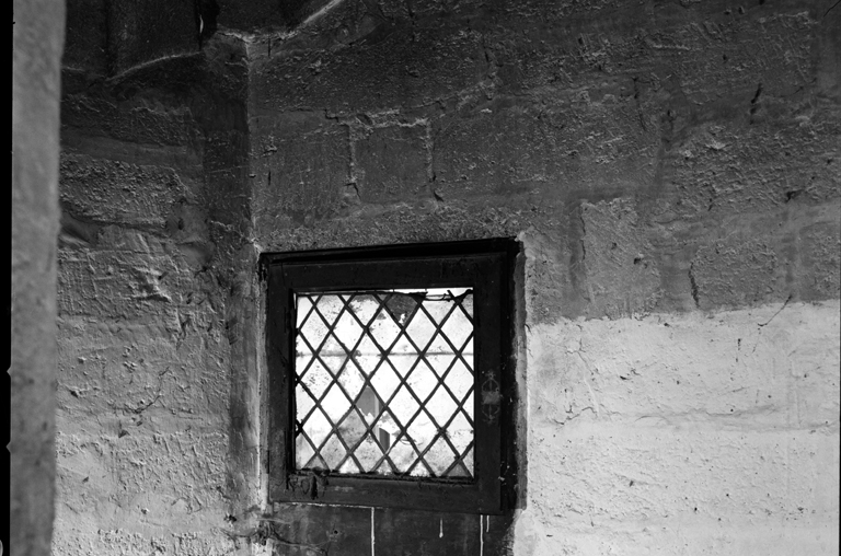 Fenêtre de la tour d'escalier, vue prise de l'intérieur.