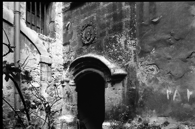 Porte d'entrée de la tour d'escalier.