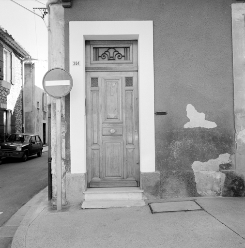 Cours Sadi Carnot. Maison parcelle 1182. Porte années 1930.