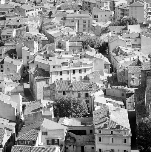 Vue de la Grand-Rue depuis la colline Saint-Jacques, localisation de la 4e et 5e maisons, 1986. ; Tours d'escaliers, vue de la colline Saint-Jacques. ; Vue de la Grand-Rue depuis la colline Saint-Jacques, localisation de la 4e et 5e maisons, 1986.
