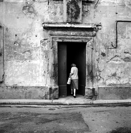 Porte avec corniche à modillons.