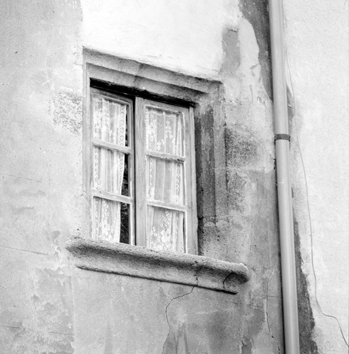 Grand'rue. Maison parcelle 766. Fenêtre au nord à double cavet renversé.