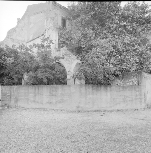 Angle nord-est : vestiges du cloître. ; Angle nord-est : vestiges du cloître.