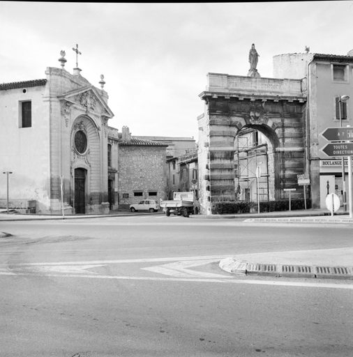 Porte et chapelle. ; Porte de ville