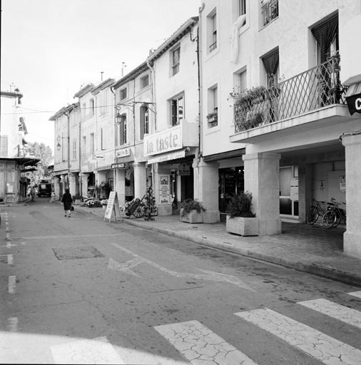 Place aux Herbes. Maisons en encorbellement (coté est de la place).
