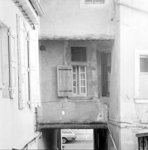 Impasse du Chapeau rouge. Maison parcelle 949. Elévation sur la cour, détail : fenêtre à traverse.