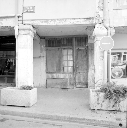 Place aux Herbes. Maison parcelle 551. Baie boutiquière sous les arcades.