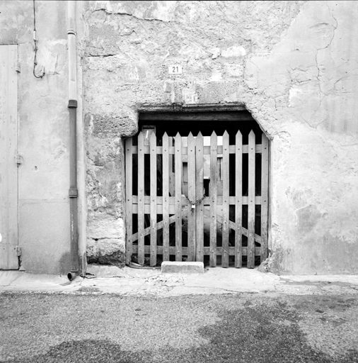 Rue de la gendarmerie. Porte cochère avec linteau (claveau central à crossette).