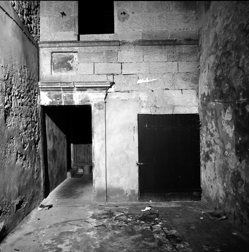 Porte de l'escalier en vis.