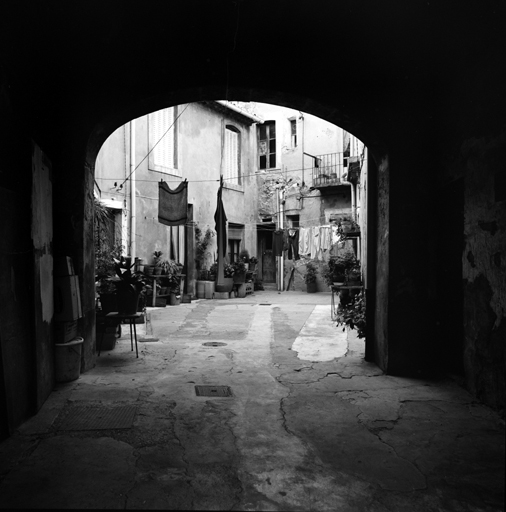 Passage couvert et cour.