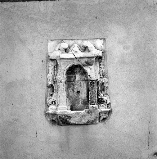 Rue Saunerie. Maison parcelle 272. Niche sculptée dans le mur nord.