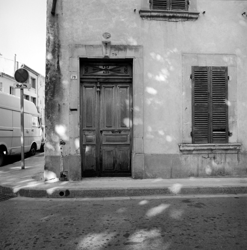 Rue Jules Michelet. Maison parcelle 6, porte.