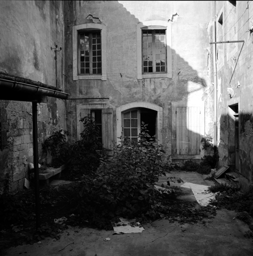 Cour et aile nord.
