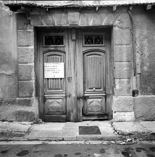 Porche sur la rue du Couvent