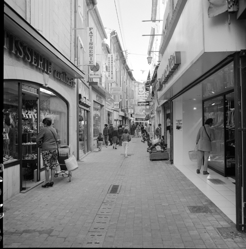 Rue de la République, vue prise de l'est.