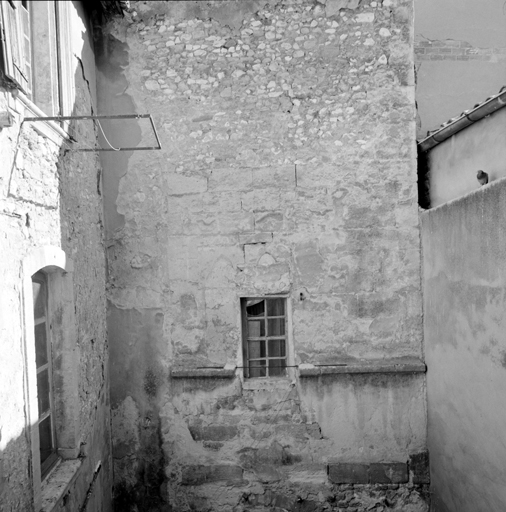 Elévation ouest sur cour avec traces de baies géminées.