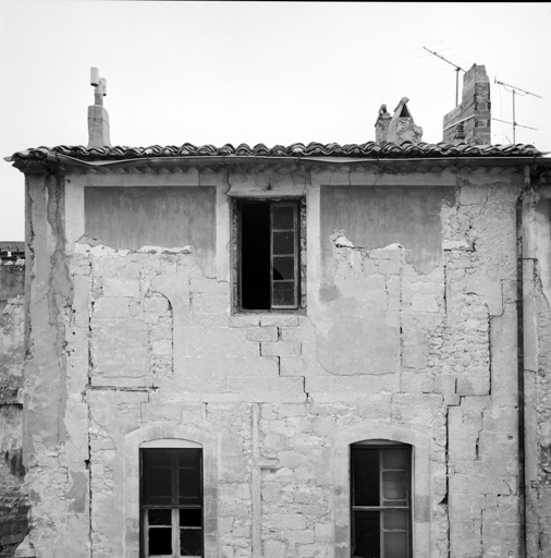 Elévation antérieure sur rue, partie supérieure. ; Elévation antérieure sur rue, partie supérieure.