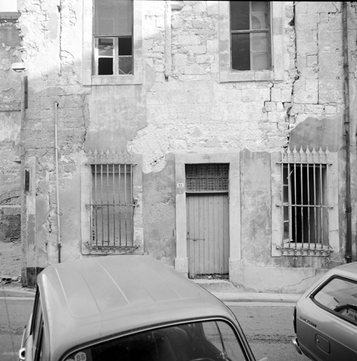Elévation antérieure, partie inférieure. ; Elévation antérieure sur rue, partie inférieure.
