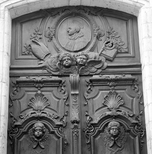 Porte est, détail de la menuiserie sculptée.