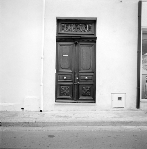 Rue Aimé Boussot. Maison parcelle 345. Porte à menuiserie sculptée.
