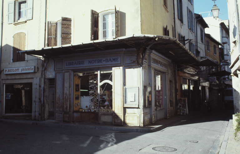 Place aux Herbes. Maison avec devanture bleue : vue générale.